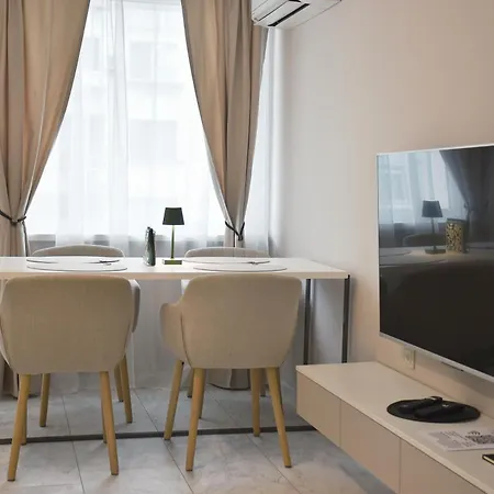 Luxury Boutique 2-bedroom Downtown Apartament
